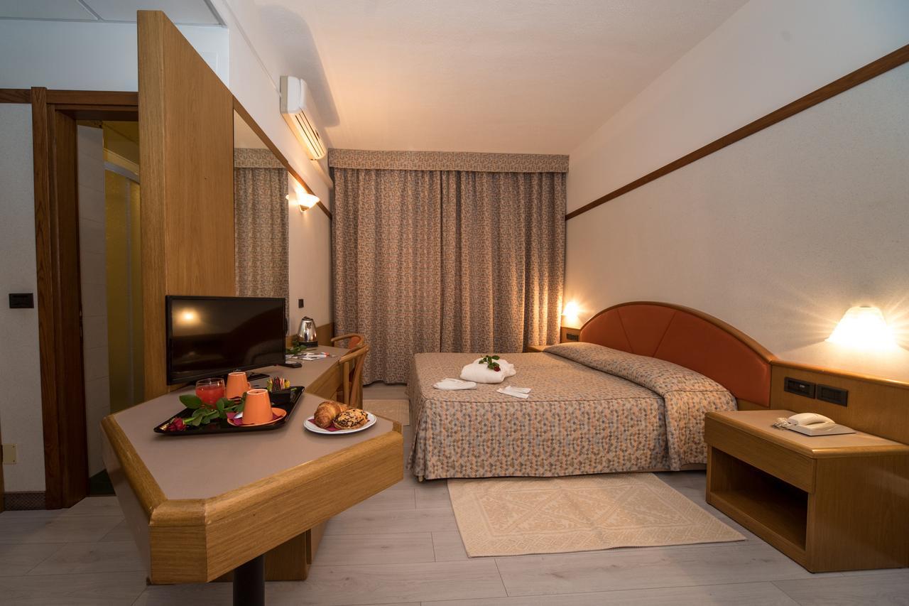 New Petit Hotel Tempio Pausania Exterior foto